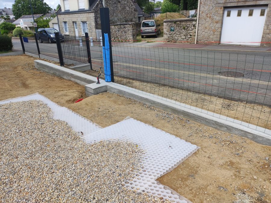 Dalles stabilisatrices remplies de gravier, avec bordures
