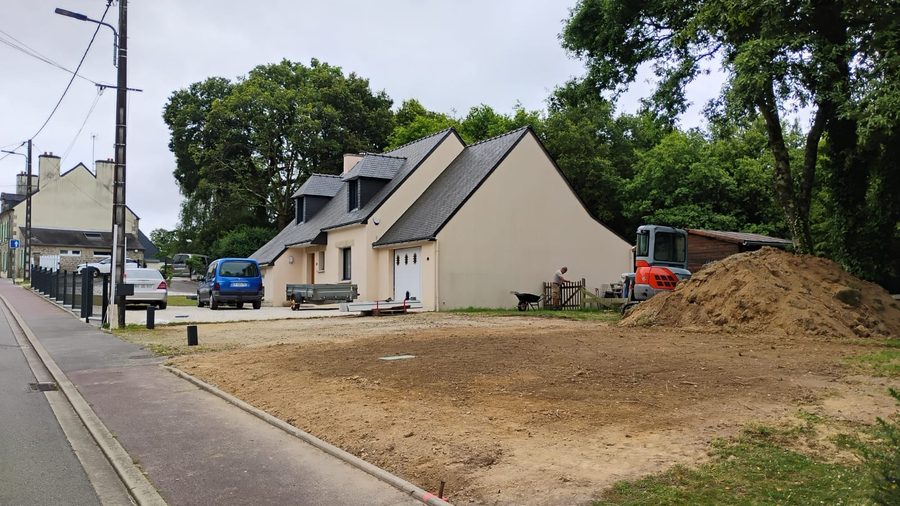 Maison neuve : terrain nu avant l'allée