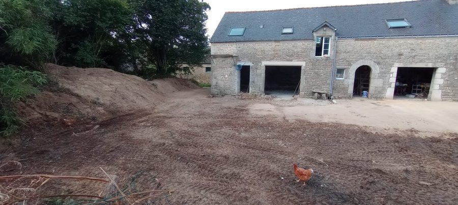 Terrain nivelé autour d'une maison en pierre