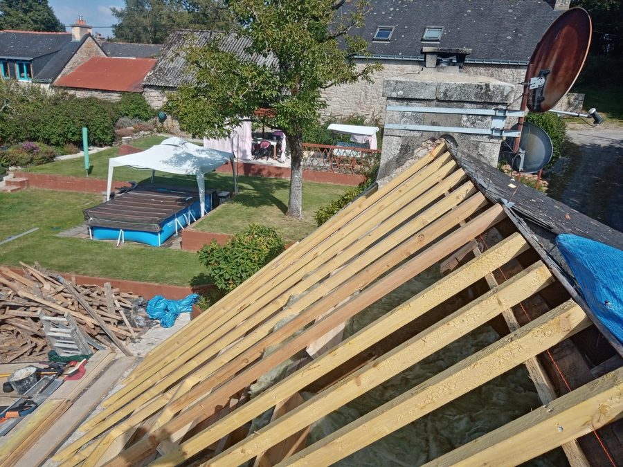 Toiture en ardoises en cours de réfection